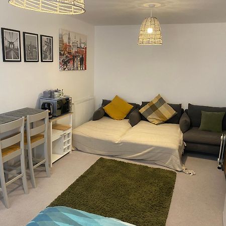Very Large Double Room With Corner Sofa, Sky Tv, Netflix Etc, Fridge And Microwave Newhaven Exteriér fotografie