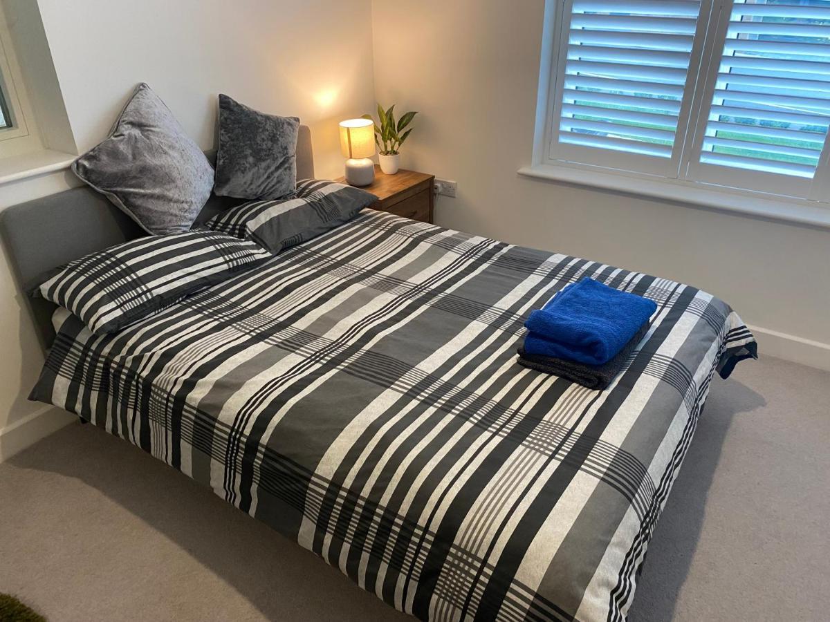 Very Large Double Room With Corner Sofa, Sky Tv, Netflix Etc, Fridge And Microwave Newhaven Exteriér fotografie
