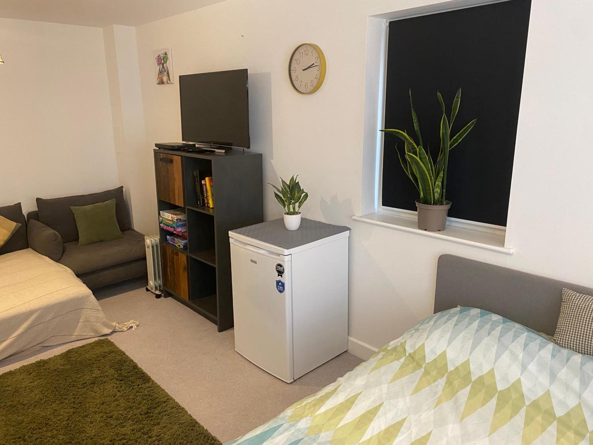 Very Large Double Room With Corner Sofa, Sky Tv, Netflix Etc, Fridge And Microwave Newhaven Exteriér fotografie